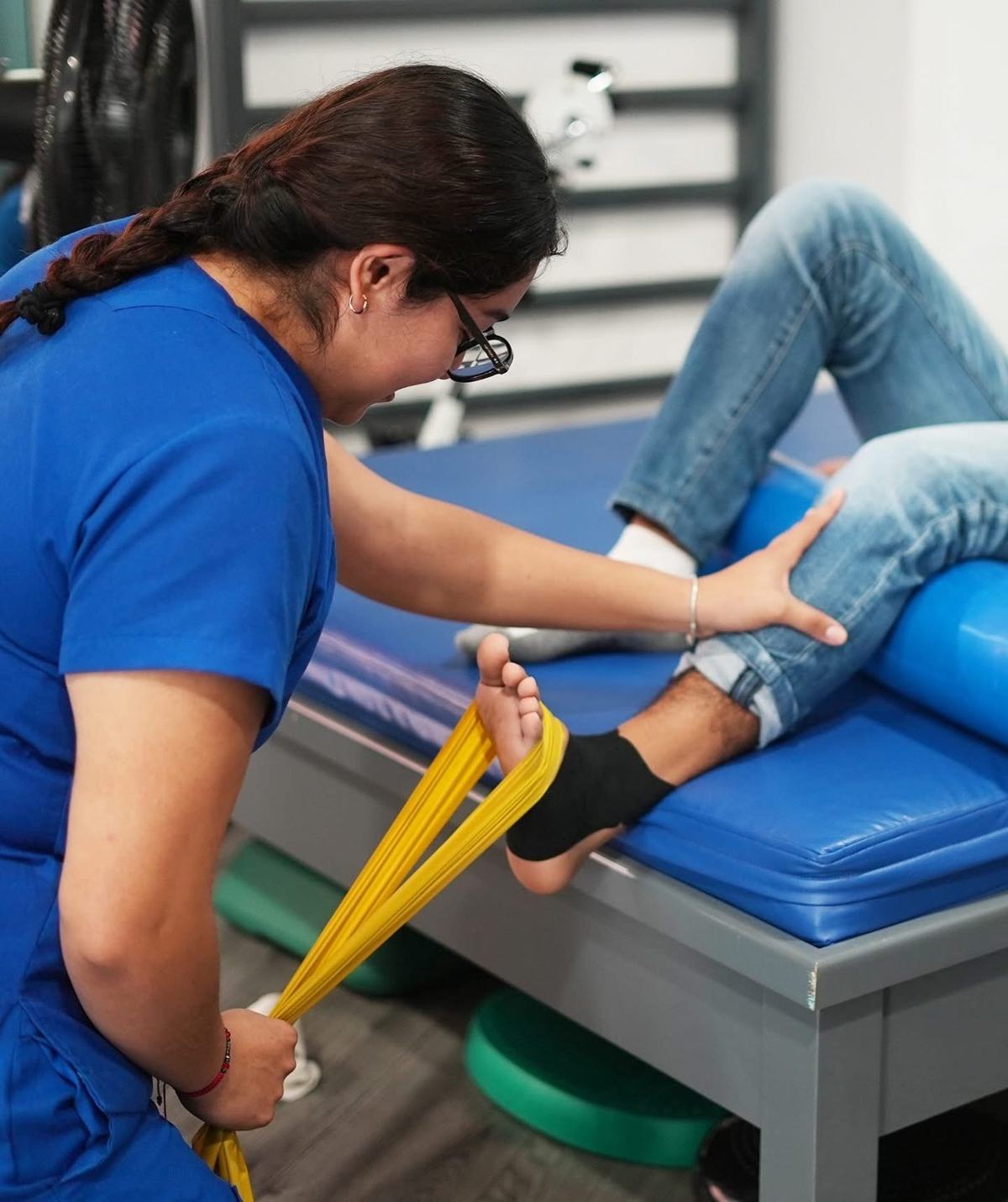 Fortalecimiento de tobillo con banda elástica y vendaje neuromuscular en Fisiomove