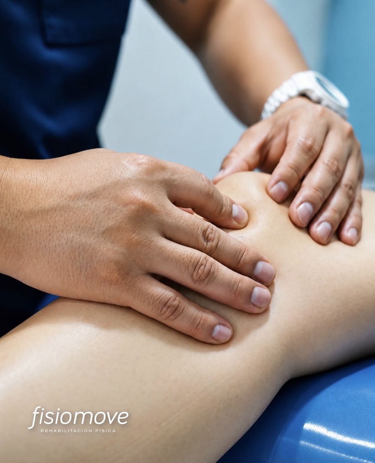 Manos del fisioterapeuta trabajando el muslo y la rodilla de un paciente
