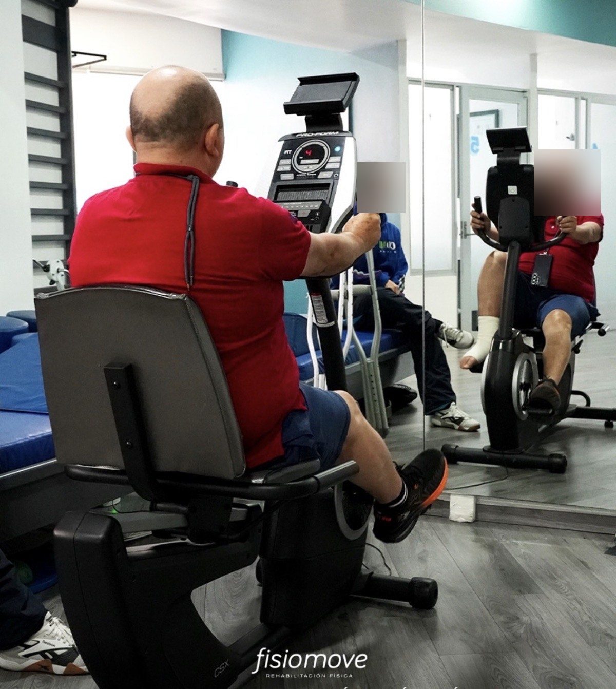 Paciente pedaleando en bicicleta reclinada durante su sesión de acondicionamiento